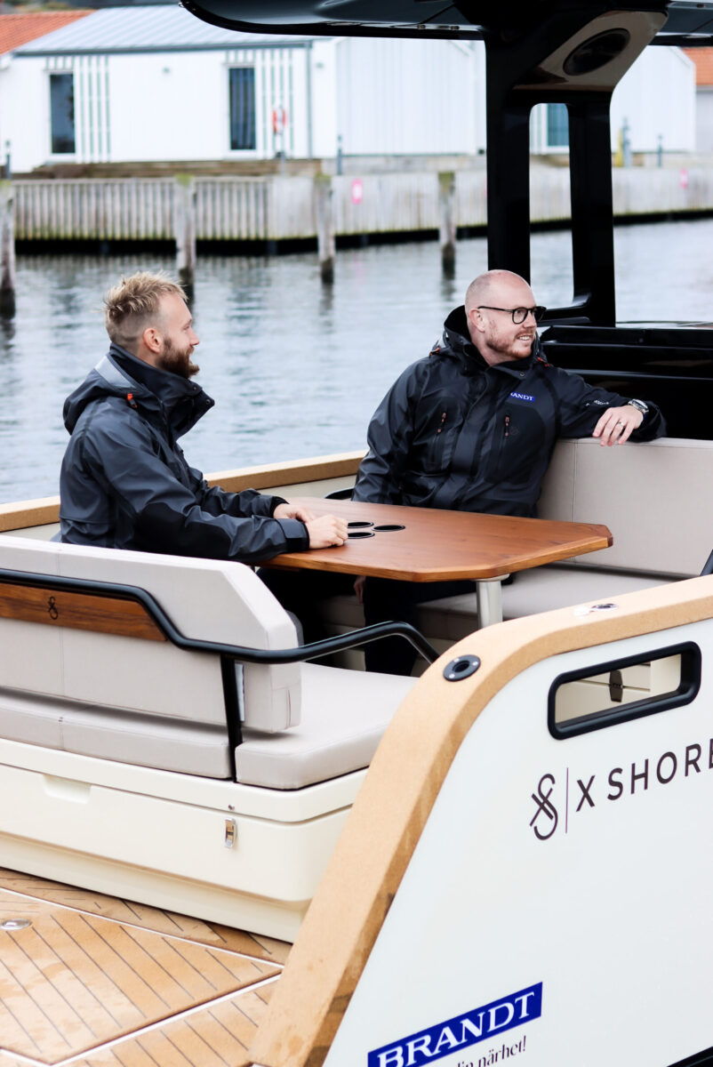 Två män pratar om nyheter från Brandt Båt.