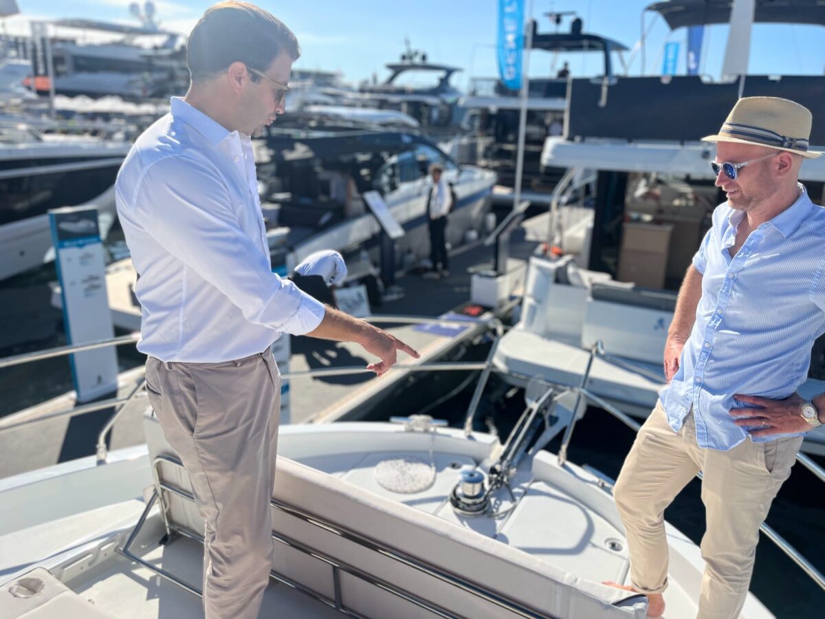 Två män står på en båt och diskuterar båtförmedling / sälja / byta båt hos Brandt Båt.