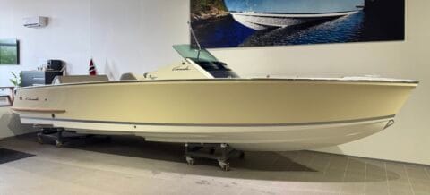 Cormate Super Utility 27 - Ivory V8 350 hk