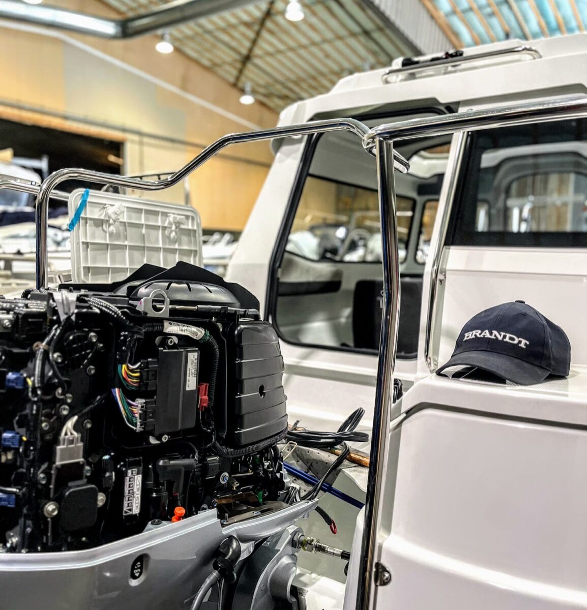 En båtmotor på motorservice på Brandt Båts båtverkstad.