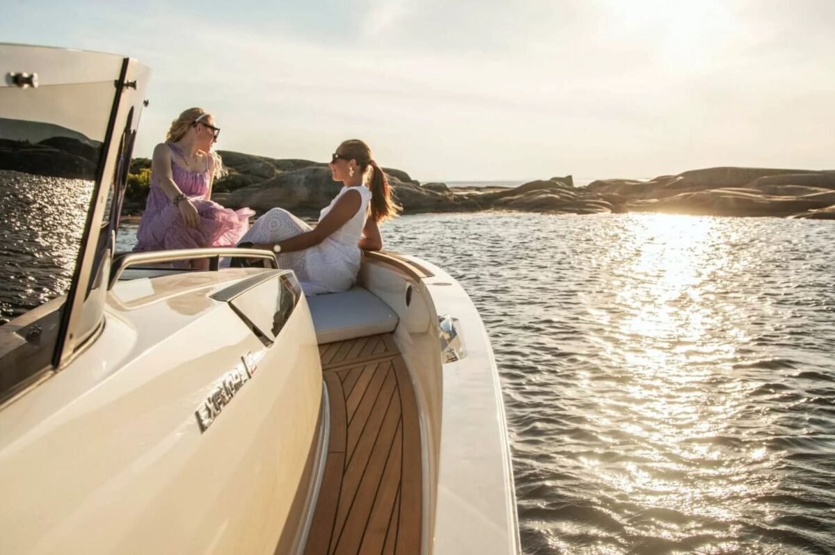 Två kvinnor sittandes på en båt och pratar privatleasing med Brandt Båt.