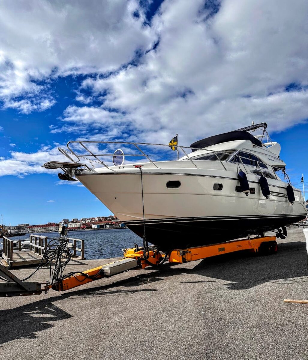 Stor båt på väg in i vinterförvaring för båtförvaring hos Brandt Båt.